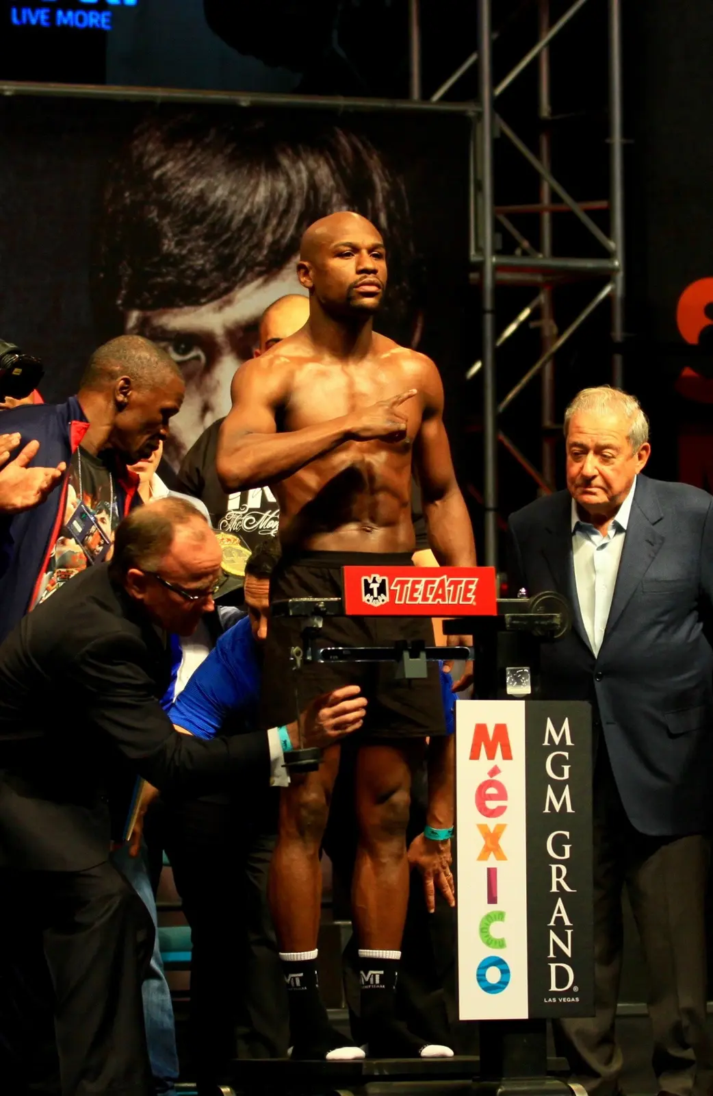 Ο Floyd Mayweather Jr. σε επίσημο weigh-in το 2015.