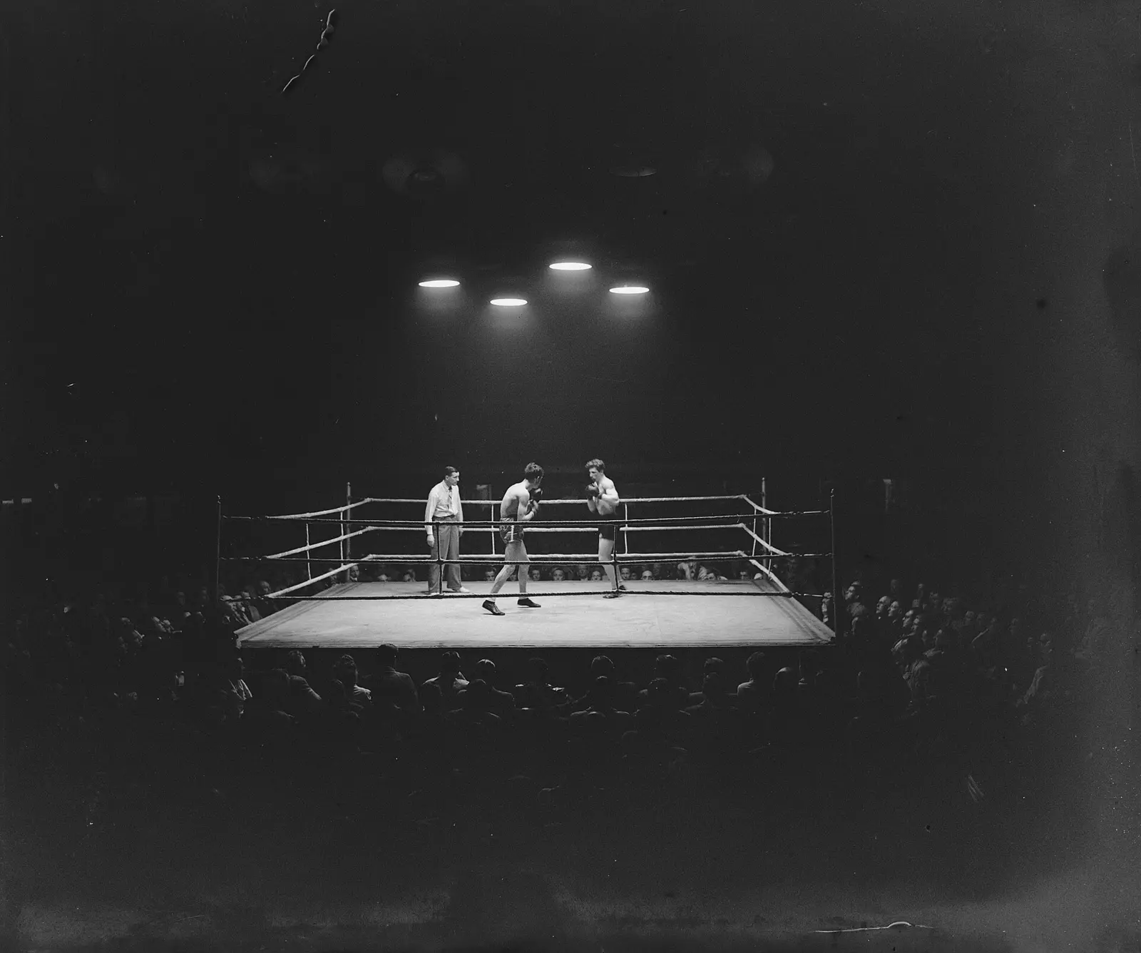 Ο Lucas van Dam σε αγώνα πυγμαχίας στις 19 Απριλίου 1946.